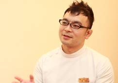 外反母趾に悩ませる女性の足