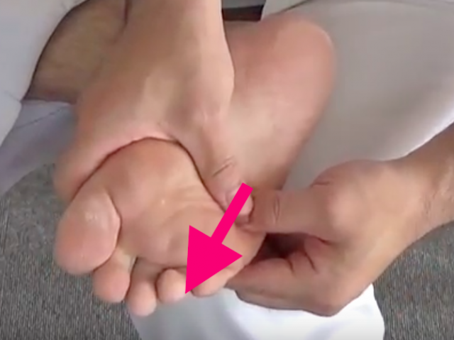 中足骨頭のマッサージ